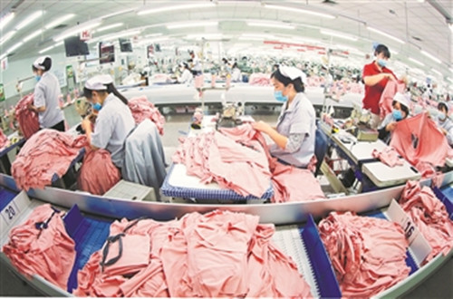 纺企订单多 工人生产忙 服装服饰迎新春生产高峰
